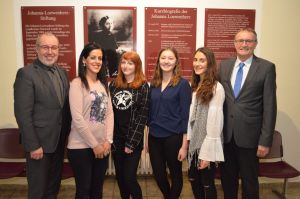 Foto: (v.r.n.l.): Landrat Rainer Kaul, die Stipendiatinnen Laura Tserea, Leonie Heinrichs, Ronja Arndt und Fatemeh Mozaffari sowie der Geschäftsführer und Büroleiter Manfred Thran.