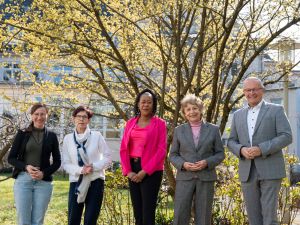 Ausführlich, informativ und von Sympathie geprägt gestaltete sich der Austausch von Landrat Achim Hallerbach und der Gleichstellungsbeauftragten Daniela Kiefer mit den Loewenherz-Preisträgerinnen 2024 Georginah Nussbaumer, Margret Mertins und Ingrid Seume. Foto: Martin Boden/Kreisverwaltung Neuwied 