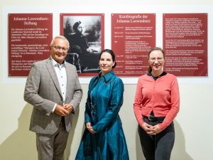 Foto: Landrat Achim Hallerbach und die Gleichstellungsbeauftragte des Landkreises Daniela Kiefer freuen sich mit der Loewenherz-Preisträgerin 2023 Prof. Dr. Katrin Winkler auf die Ehrung am 16. November. Foto: Martin Boden / Kreisverwaltung Neuwied.