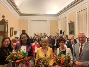 Foto: Landrat Achim Hallerbach und die Gleichstellungsbeauftragten Daniela Kiefer mit den Loewenherz-Preisträgerinnen 2024 Georginah Nussbaumer, Margret Mertins und Ingrid Seume.  Fotos Thomas Herschbach