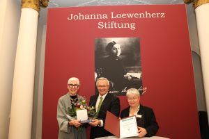 Foto: In einer Feierstunde überreichte Landrat Achim Hallerbach der Mitgründerin der Frauenrechtsorganisation TERRES DES FEMMES – Menschenrechte für die Frau e.V., Ingrid Staehle (links), den Ehrenpreis der Johanna-Loewenherz-Stiftung 2017, der einzigen Kommunalen Frauenstiftung in Rheinland-Pfalz. Doris Eyl-Müller, Gleichstellungsbeauftragte des Landkreises Neuwied, hielt die Laudatio.      Foto: Jan Wall, APA.de