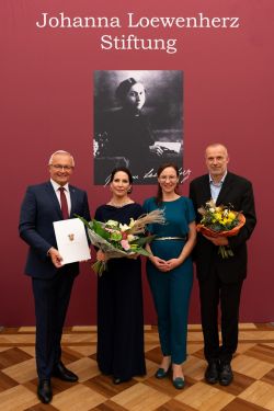 Foto: Nach eigenen Worten „überwältigt“ war die neue Loewenherz-Ehrenpreisträgern Prof. Dr. Katrin Winkler von der ihr entgegengebrachten Wertschätzung, über die sich auch Landrat Achim Hallerbach, die Gleichstellungsbeauftragte des Landkreises Neuwied, Daniela Kiefer und Laudator Dr. Thomas Schweins, sehr freuten. Fotos: Martin Boden / Kreisverwaltung Neuwied.