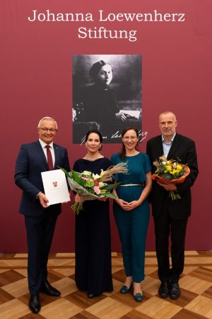 Foto: Nach eigenen Worten „überwältigt“ war die neue Loewenherz-Ehrenpreisträgern Prof. Dr. Katrin Winkler von der ihr entgegengebrachten Wertschätzung, über die sich auch Landrat Achim Hallerbach, die Gleichstellungsbeauftragte des Landkreises Neuwied, Daniela Kiefer und Laudator Dr. Thomas Schweins, sehr freuten. Foto: Martin Boden / Kreisverwaltung Neuwied.