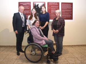 Foto (v.l.n.r.): Landrat Achim Hallerbach mit den Stipendiatinnen Victoria Elisa Over, Gabi Krautscheid, Caroline Brömmelhues und der Gleichstellungsbeauftragten Doris Eyl-Müller.