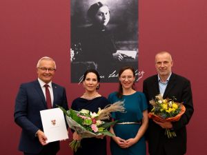 Foto v.l.: Landrat Achim Hallerbach, Prof. Dr. Katrin Winkler, Gleichstellungsbeauftragte Daniela Kiefer und Laudator Dr. Thomas Schweins. Foto: Martin Boden/Kreisverwaltung Neuwied