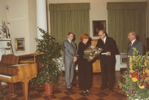 Foto: Landrat Hans-Dieter Derchert überreicht den Ehrenpreis an Antje Dertinger.