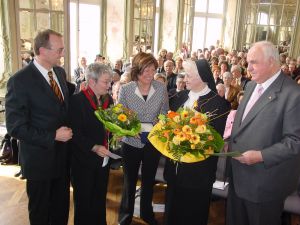 Foto v.l.: Landrat Rainer Kaul, Gleichstellungsbeauftragte Doris Eyl-Müller, Ministerin Malu Dreyer, Schwester M. Basina Kloos und Bundeskanzler a.D. Dr. Helmut Kohl. Generaloberin Schwester M. Basina Kloos ist langjähriges Mitglied im Stiftungsvorstand der St. Elisabeth-Stiftung und geschäftsführende Gesellschafterin der Marienhaus GmbH und sie wurde ausgezeichnet mit dem sog. Brotteller des Deutschen Caritasverbandes.