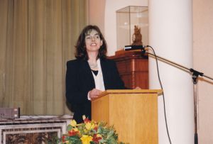 Foto: Brunhilde Dietrich, Mitbegründerin von FEMMA e.V. (Verein zur Förderung feministischer Mädchenarbeit). Der Verein unterhält einen Mädchentreff mit Angeboten aus Kultur, Bildung und Freizeit. Für von Gewalt betroffene Mädchen existiert ein Beratungsangebot und Therapiemöglichkeiten. In einer Zufluchtsstätte wird betroffenen Mädchen Schutz und Perspektive geboten.