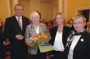 Foto v.l.: Landrat Rainer Kaul, Dr. Elisabeth Fries, Laudatorin Dipl. Psychologin Sibylle Rothkegel, Gleichstellungsbeauftragte Doris Eyl-Müller.