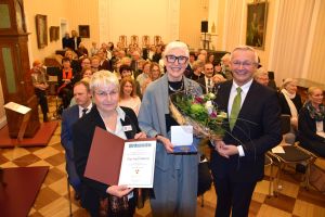 Foto v.l.: Gleichstellungsbeauftragte Doris Eyl-Müller, Ingrid Staehle, Landrat Achim Hallerbach.