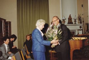 Foto: Landrat Hans-Dieter Deckert bedankt sich bei der Laudatorin Annemarie Renger (Vizepräsidentin des Deutschen Bundestages).