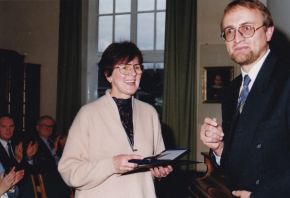 Foto: Landrat Rainer Kaul überreicht den Ehrenpreis an Schwester Lea Ackermann.