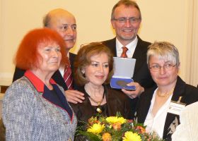 Foto v.l.: Laudatorin Prof. Dr. h.c. Christa Randzio-Plath, Herr Mansury, Rona Yussof-Mansury, Landrat Rainer Kaul, Gleichstellungsbeauftragte Doris Eyl-Müller.