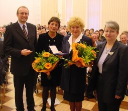 Foto v.l.: Landrat Rainer Kaul, Laudatorin MdB Hannelore Rönsch (Bundesministerin a.D.), Gisela Wirtgen, Doris Eyl-Müller (Gleichstellungsbeauftragte).