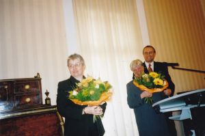 Foto v.l.: Gleichstellungsbeauftragte Doris Eyl-Müller, Prof'in Dr. Annette Kuhn, Landrat Rainer Kaul bei der Ehrung.
