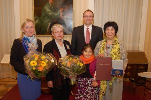 Foto v.l.: Laudatorin Evelyn Finger, Gleichstellungsbeauftragte Doris Eyl-Müller, Landrat Rainer Kaul, Tochter von Frau Ates, Seyran Ates. Seyran Ates (* 1963), Rechtsanwältin und Autorin; während des Studium an der Freien Universität Berlin ehrenamtliches Engagement im Kreuzberger Treff- und Informationsort für Frauen aus der Türkei; mehrfach Opfer gewaltsamer männlicher Übergriffe wegen ihres Engagements für Frauen, ihrem konsequenten Kampf gegen Zwangsheirat, Ehrenmorde und die fundamentalistische Auslegung des Islams.