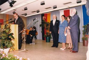 Foto: 1. Preisverleihung am 17.07.1997 in der Aula des Landesheimes für Blinde und Sehbehinderte, Neuwied Feldkirchen. Landrat Hans-Dieter Deckert überreicht den Preis an Simone Veil.