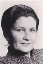 Foto: Simone Veil (*13.07.1927) in Nizza als Tochter einer jüdischen Familie geboren, wurde als Jugendliche in die Konzentrationslager Auschwitz und Bergen-Belsen verschleppt. Frau Veil setzte sich in ihrem beruflichen und politischen Wirken besonders für Frau und Familie ein und erreichte als Gesundheits- und Familienministerin (1974-1979) erhebliche Verbesserungen der Lage der Frau. In der Bundesrepublik Deutschland wurde sie vor allem durch ihr Wirken als Präsidentin des Europaparlamentes (1979-1982) bekannt. Frau Veil ist u.a. Trägerin des Großen Verdienstkreuzes der Bundesrepublik Deutschland und des Karlspreises.                     