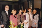 Foto v.l.: Landrat Hans-Dieter Deckert, Gleichstellungsministerin Jeanette Rott, Michaela Das Bach, Gisela Lubecki, Gleichstellungsbeauftragte der Kreisverwaltung Neuwied Cornelia Kunze und Dr. Antje Justus.