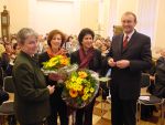 Foto v.l.: Doris Eyl-Müller (Gleichstellungsbeauftragte), Rona Yussof Mansury, Nazifa Shams Fazeli und Landrat Rainer Kaul.
