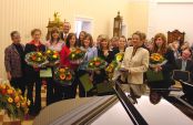 Foto: Alle Stipendiatinnen mit Doris Eyl-Müller und Landrat Rainer Kaul.