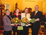 Foto v.l.: Doris Eyl-Müller (Gleichstellungsbeauftragte), Julia Schmidt, Irina Weber und Landrat Rainer Kaul.