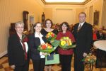 Foto: Die Stipendiatinnen Irmgard Kopetzky, Susanne Tack und Agnieszka Sokol-Arz mit Landrat Rainer Kaul und Doris Eyl-Müller (Gleichstellungsbeauftragte).