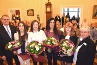 Foto: Landrat Rainer Kaul, Laura Tserea, Leonie Heinrichs, Fatemeh Mozaffari, Ronja Arndt, Gleichstellungsbeauftragte Doris Eyl-Müller. Foto: Landrat Rainer Kaul, Laura Tserea, Leonie Heinrichs, Fatemeh Mozaffari, Ronja Arndt, Gleichstellungsbeauftragte Doris Eyl-Müller.