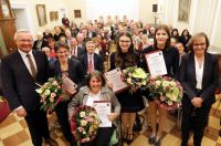 Foto: Bianca Walther (2.v.l.) aus Berlin, Gabi Krautscheid (3.v.l.) aus Asbach, Victoria Elisa Over (4.v.l.) aus Breitscheid-Hochscheid und Caroline Brömmelhues (5.v.l.) aus Windhagen sind die Stipendiatinnen der Johann-Loewenherz-Stiftung des Landkreises Neuwied. Alle vier wurden durch Landrat Achim Hallerbach (links) ausgezeichnet. Kerstin Schwanbeck-Stephan (rechts), die für die erkrankte Gleichstellungsbeauftrage Doris Eyl-Müller sprach, stellte die vier Stipendiatinnen vor.