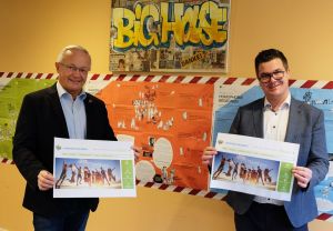 Foto: Landrat Achim Hallerbach (links) und Neuwieds Bürgermeister Peter Jung freuen sich über die Veröffentlichung des neuen Freizeitplaners. 