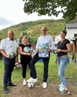Foto: Wer sich für Fußball begeistert, erhält bei der Cage Soccer Night der Kreisjugendpflege den passenden Kick. Das wissen auch Landrat Achim Hallerbach, der Bürgermeister der Verbandsgemeinde Bad Hönningen Jan Ermtraud, Simone Höhner vom Kreisjugendamt Neuwied und Nicole Emmler von prOju Bad Hönningen. Foto: Thomas Herschbach