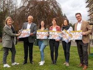 Foto: Auch Kreisjugendpflegerin Simone Höhner, Landrat Achim Hallerbach, Nicole Bauer (Kreisjugendpflege), Hannah Lehmann und Sylvia Doherr vom Kinder- und Jugendbüro der Stadt Neuwied sowie Bürgermeister Peter Jung (von links) freuen sich, dass der neue Freizeitplaner 2025 bald online gehen kann. Foto: Martin Boden / Kreisverwaltung Neuwied.