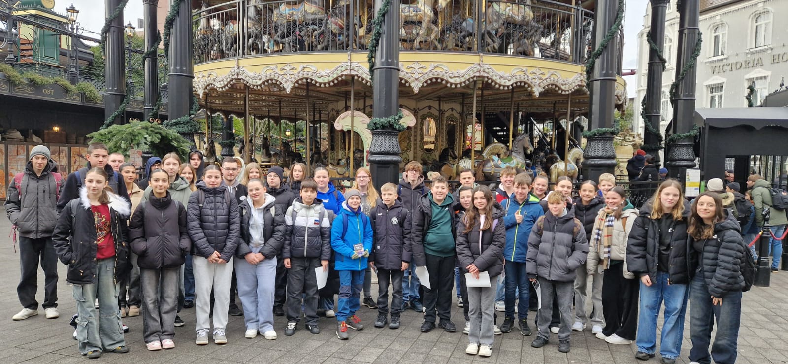 Foto: Einen unvergesslichen Tag voller Abenteuer und Magie erlebten 40 Jugendliche aus den Landkreisen Altenkirchen und Neuwied bei ihrer Tagesfahrt ins Phantasialand. Foto: Katja Löscher