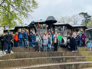 Foto: Einfach königlich fühlten sich Königstag die Teilnehmerinnen und Teilnehmer des Familienausflugs in den Burgers´ Zoo im niederländischen Arnheim, den die Kreisjugendpflegen aus Westerwaldkreis, Kreis Altenkirchen und Kreis Neuwied organisiert hatten. Foto: Simone Höhner