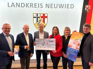 Foto: Landrat Achim Hallerbach freute sich über die Spende des Lions-Club Neuwied-Andernach mit Wolfgang Sulzbacher und Präsident Oliver Mühmel ebenso wie Olga Scott (Caritasverband Neuwied), Simone Höhner (Kreisjugendpflege) und Jürgen Ulrich (Leiter Kreisjugendamt Neuwied). Foto: Thomas Herschbach