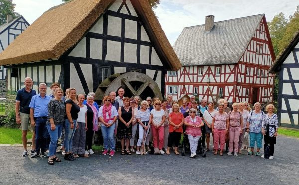 Foto: Mit einem regionalen Lernpatentag würdigt der Landkreis Neuwied in Kooperation mit der Stadt Koblenz alljährlich das Engagement der Lernpatinnen und Lernpaten. In diesem Jahr war das Landschaftsmuseum in Hachenburg das Ziel.  Foto Simone Höhner / Kreisverwaltung Neuwied