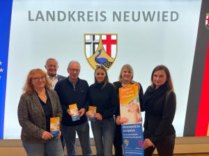 Foto: Wollen die Erfolgsgeschichte des Lernpatenprojekts weiterschreiben und hoffen auf Verstärkungen: (von links) Ulrike Proft (Caritas), Landrat Achim Hallerbach, die Lernpaten Friedhelm Küpper und Linda Gerl, Kreis-Jugendpflegerin Simone Höhner und Olga Scott von der Caritas. 