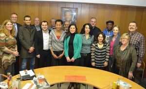 Foto: von rechts nach links Christl-Marie Zanotti, Michael Rollepatz, MdL Ellen Demuth, James-John Aiwekhoe, Pembe Akar, zweite Stellvertreterin Aynur Ergin, : Vorsitzende Violeta Jasiqi, Ilhan Sandayuk, erste Stellvertreterin Georginah Nußbaumer, Karl-Heinz Wölbert, Muhammed Uzunoglu, Herbert Woidtke, Serdar Bilici, Landrat Rainer Kaul und Integrationsbeaufragte Andrea Oosterdyk.