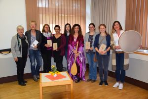 Foto: (v.r.n.l.): Violeta Jasiqi (UTAMARA; Beirat Integration und Migration Landkreis Neuwied), Birgit Baumeister (UTAMARA), Sandra Kreil (UTAMARA), Sosin Elena (Musikerin),  Dilorom Jacka (Integrationsbeauftragte Stadt Neuwied), Özlem Dogan (UTAMARA), Zübeyde Temel (UTAMARA), Bea Röder-Simon (MGH Neuwied), Doris Eyl-Müller (Gleichstellungsbeauftragte Landkreis Neuwied).