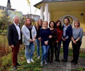 Foto: Auf Einladung aus dem Kreishaus trafen sich dort  kürzlich die Ansprechpartnerinnen der Verbandsgemeindeverwaltungen für geflüchtete Menschen. Landrat Achim Hallerbach (links) war ebenfalls gerne zu dem ersten Austausch dieser Art mit der neuen Integrationsbeauftragten des Kreises, Kerstin Schwanbeck-Stephan (rechts),  gekommen