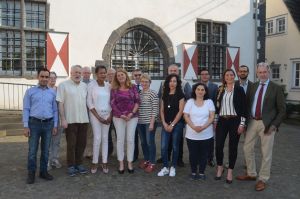 Foto: Gruppenbild Beirat und Referenten: Ganz links Abdulmunem Albatran, Mitte hinten: Leiter der Polizeiinspektion Linz Eduard Sprenger, vorne Mitte Elke Wagner-Hürter, 4. von rechts Herr Karst von der Kriminaldirektion Koblenz, rechts Dr. Hans Georg Faust und Violeta Jasiqi.