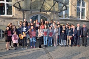 Foto: Die Sonne strahlte mit den insgesamt 32 neuen deutschen Staatsbürgerinnen und Staatsbürgern um die Wette, als diese in der Kreisverwaltung Neuwied im Rahmen einer kleinen Feierstunde ihre Einbürgerungsurkunden aus der Hand des neuen Landrats Achim Hallerbach und des 1. Kreisbeigeordneten Michael Mahlert in Empfang nehmen konnten.