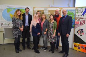 Foto (von rechts nach links): Schulleiter Axel Lischewski, Abteilungsleiter Elmar Kanschik, Christina Andronache, Katja Schick, Stefanie Hackner, Sarah Mourtada, Dr. Martin Correll und Andrea Oosterdyk.