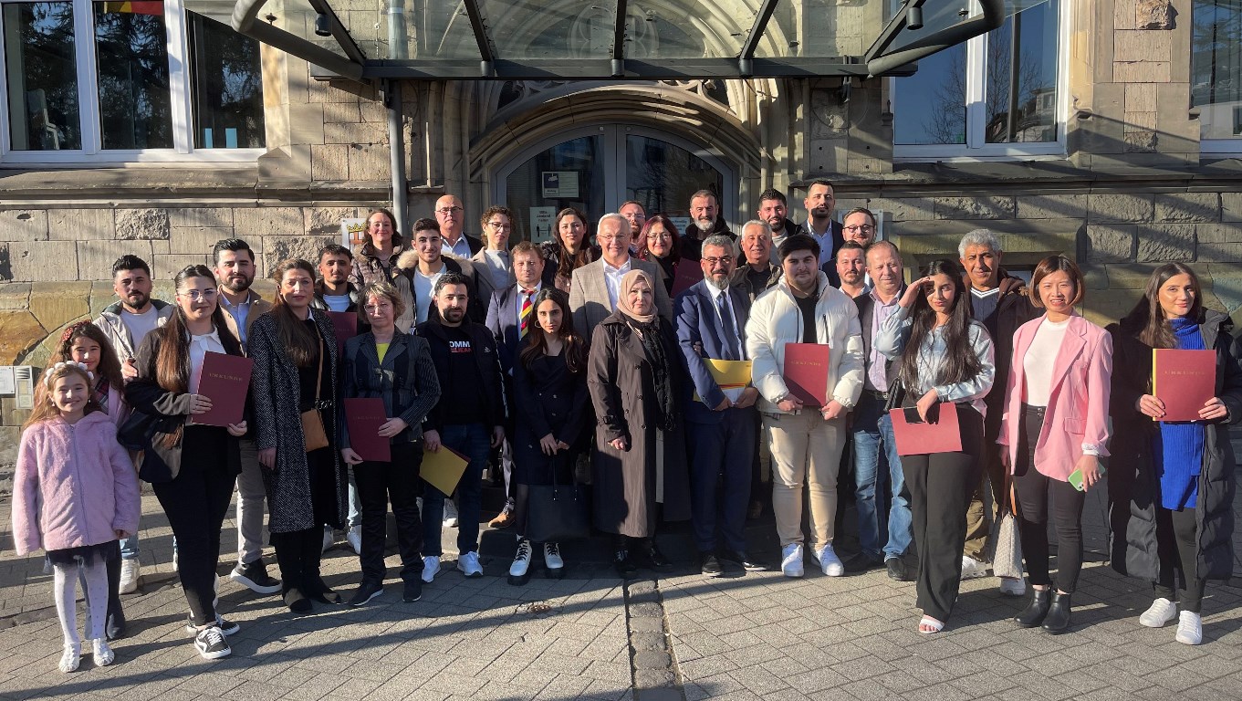 Foto: Landrat Achim Hallerbach hat 11 Frauen und 14 Männern die deutsche Staatsbür-gerschaft verliehen. Foto: Kreisverwaltung Neuwied / Ulf Steffenfauseweh