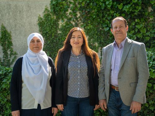 Foto: Die Beiratsvorsitzende Dilorom Jacka (Mitte) und der Beiratsvorstand in Person von Rojin Heddo (links) und Eyad Asfour (rechts) konnten im Rahmen der jüngsten Sitzung bereits über mehrere Veranstaltungen berichten, bei denen sie gemeinsam mit weiteren Beiratsmitgliedern wichtige Kontakte geknüpft bzw. bestehende Verbindungen vertieft haben. Foto: Martin Boden / Kreisverwaltung Neuwied
