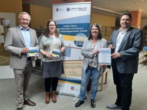 Foto: Hoffen auf viele Besucher bei der Demenz-Messe am 12. März in Neustadt: (von links) Landrat Achim Hallerbach, Angela Muß (Koordinatorin Mehrgenerationenhaus Neustadt), Ulla Müller (Koordinatorin Lokale Allianz Demenz) und Bürgermeister Michael Christ.