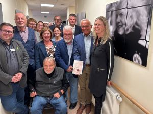 Foto: Landrat Achim Hallerbach dankte bei der Vernissage auch der Fotografin Doris Kohlhas sowie Dr. Klaus Peter Weber und Werner Krell vom Verein „In Würde alt werden“ für eine beeindruckende Ausstellung. Foto: Thomas Herschbach