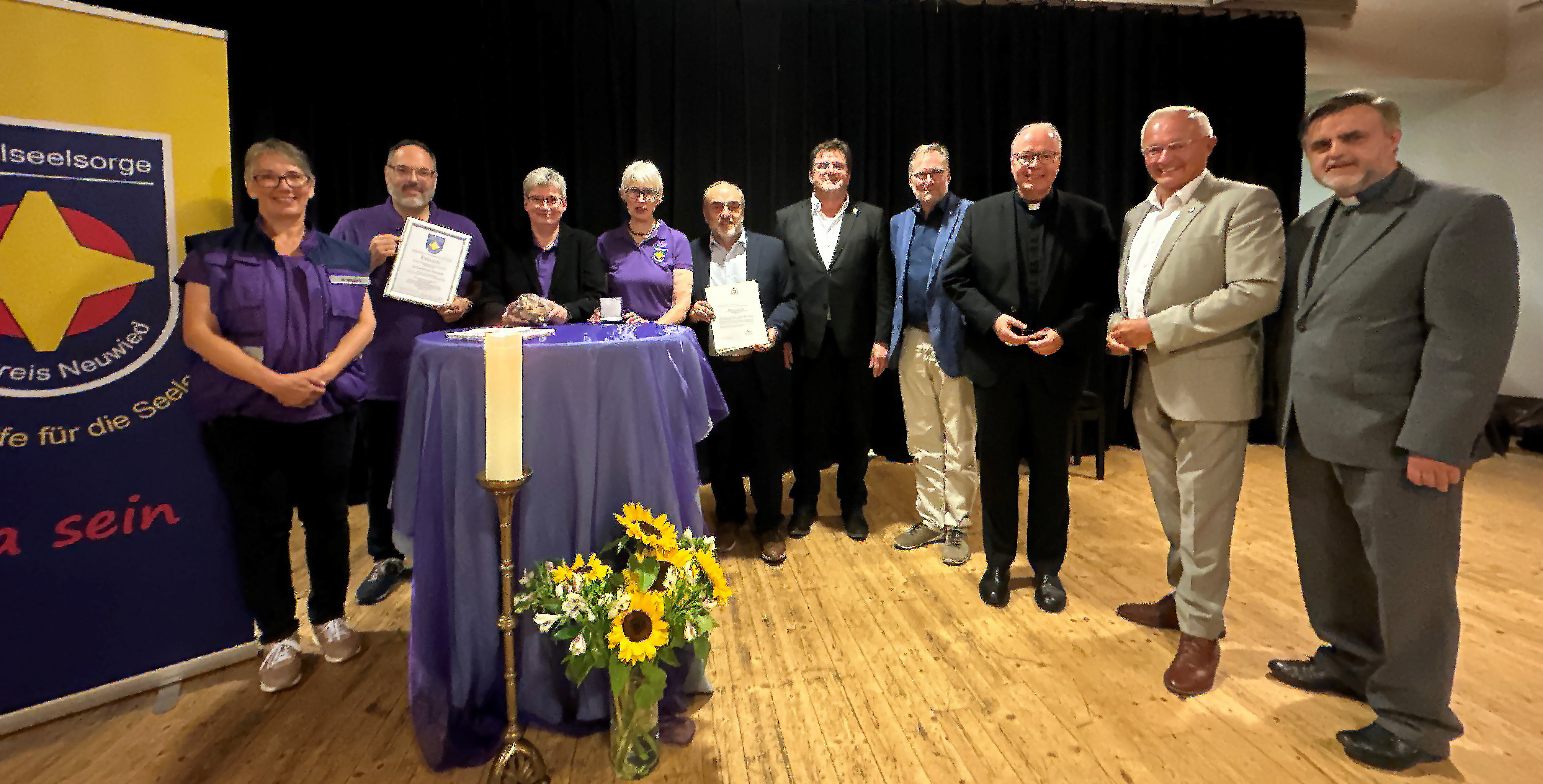 Mit Landrat Achim Hallerbach, dem Bischof von Trier, Dr. Stephan Ackermann und weiteren Ehrengästen feierte die Notfallseelsorge im Landkreis Neuwied auf dem Deichwiesenhof Bonefeld ihr 25-jähriges Bestehen. Foto: Thomas Herschbach