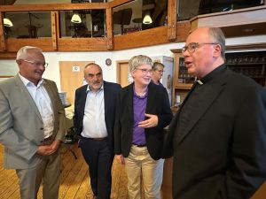 Landrat Achim Hallerbach, Ehrenamtskoordinator Hermann-Josef Schneider und Koordinatorin Regina Schmitz nutzten die Feierlichkeiten zum 25-jährigen Bestehen der Notfallseelsorge im Landkreis Neuwied auch zum Austausch mit dem Bischof von Trier, Dr. Stephan Ackermann. Foto: Thomas Herschbach