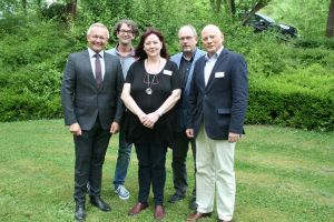 Foto: Unterstützen die Arbeit der Selbsthilfegruppen für Menschen mit psychischen Erkrankungen und ihren Angehörigen im Landkreis Neuwied: Land-rat Achim Hallerbach, Jens Arbeiter von der Neuwieder Kontakt- und In-formationsstelle für Selbsthilfe (NEKIS), Anette Baldus, Leiterin des Sozialdienstes des Marienhaus Klinikums St. Antonius, Dr. Ulrich Kettler, der Psychiatriekoordinator des Landkreises Neuwied und Dr. Georg Gerken, Oberarzt der Klinik für Psychiatrie, Psychotherapie und Psychosomatik (von links).